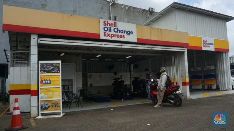 Pengendara motor melintas di area pom bensin Shell di Kawasan, Bojongsari, Depok, Jawa Barat, Jumat, (31/1/2025). (վ/Muhammad Sabki)