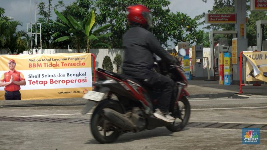 Pengendara motor melintas di area pom bensin Shell di Kawasan, Bojongsari, Depok, Jawa Barat, Jumat, (31/1/2025). (CNBC Indonesia/Muhammad Sabki)