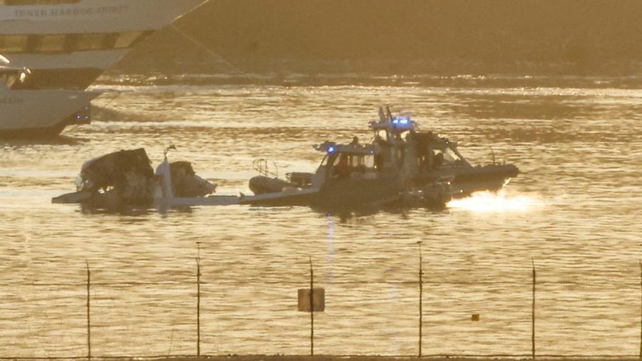 Perahu penyelamat bekerja di lokasi reruntuhan pesawat American Eagle bernomor penerbangan 5342, setelah bertabrakan dengan helikopter Black Hawk saat mendekati Bandara Nasional Reagan Washington dan jatuh ke Sungai Potomac, di luar Washington, AS, 30 Januari 2025. (REUTERS/Eduardo Munoz)