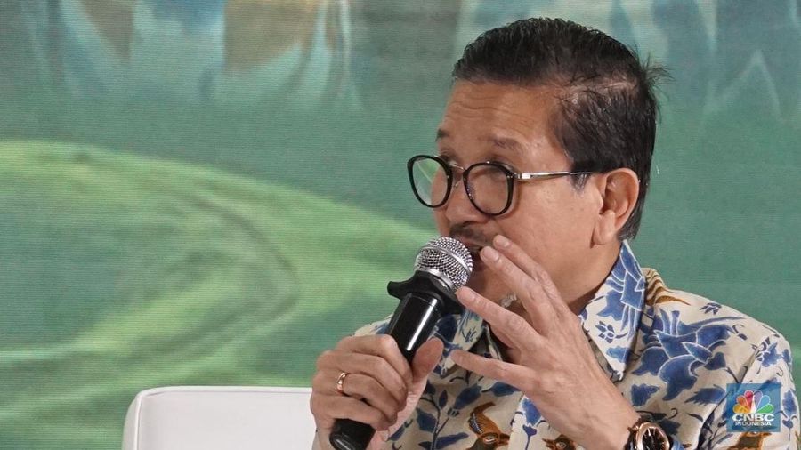 Presiden Direktur PT Freeport Indonesia, Tony Wenas memberikan paparan dalam ESG Sustainbility Forum 2025 di Menara Bank Mega, Jakarta, Jumat (31/1/2025). (CNBC Indonesia/Muhammad Sabki)