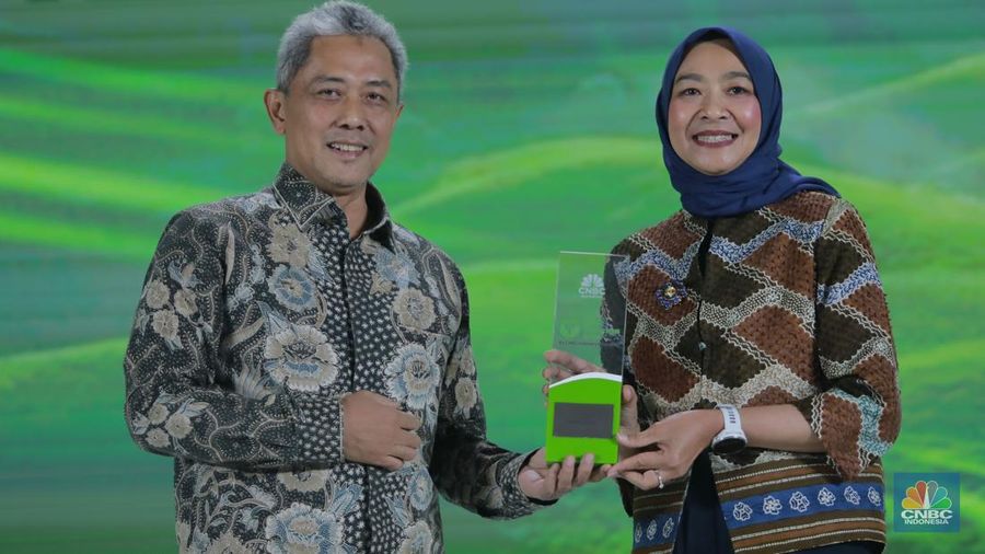 PT Danone Indonesia meraih penghargaan ESG Rattings 2025 di ESG Sustainbility Forum 2025 di Menara Bank Mega, Jakarta, Jumat (31/1/2025). (CNBC Indonesia/Muhammad Sabki)