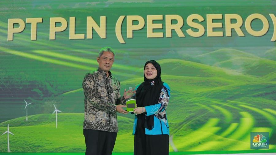 PT PLN (Persero) meraih ESG Rattings di ESG Sustainbility Forum 2025 di Menara Bank Mega, Jakarta, Jumat (31/1/2025). (CNBC Indonesia/Muhammad Sabki)