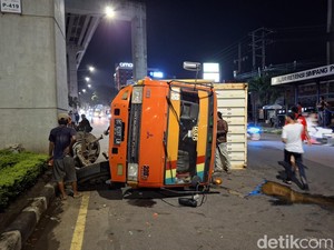 Truk Kontainer Tabrak Tiang LRT Sumsel hingga Terguling, Diduga Rem Blong