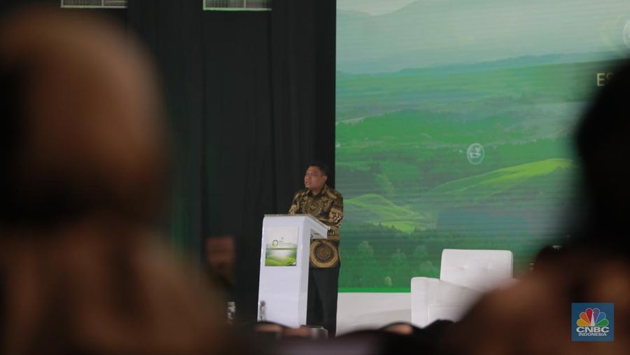 Staf Ahli Bidang Ekonomi Makro Kementerian Investasi dan Hilirisasi/BKPM, Imam Soejoedi memberikan paparan dalam ESG Sustainbility Forum 2025 di Menara Bank Mega, Jakarta, Jumat (31/1/2025). (²©²ÊÍøÕ¾/Muhammad Sabki)