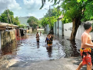 Sudah 3 Hari Sejumlah Rumah di Cengkareng Barat Masih Terendam Banjir