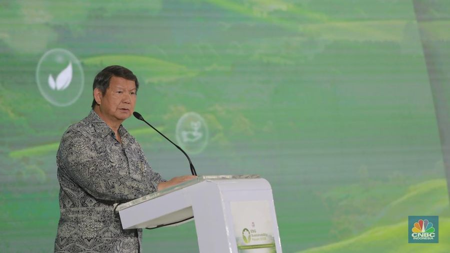 Utusan Khusus Presiden RI Bidang Iklim dan Energi, Hashim Djojohadikusumo memberikan paparan dalam ESG Sustainbility Forum 2025 di Menara Bank Mega, Jakarta, Jumat (31/1/2025). (CNBC Indonesia/Muhammad Sabki)