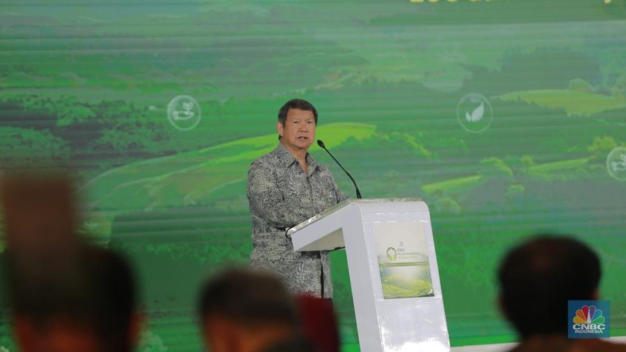 Utusan Khusus Presiden RI Bidang Iklim dan Energi, Hashim Djojohadikusumo memberikan paparan dalam ESG Sustainbility Forum 2025 di Menara Bank Mega, Jakarta, Jumat (31/1/2025). (CNBC Indonesia/Muhammad Sabki)
