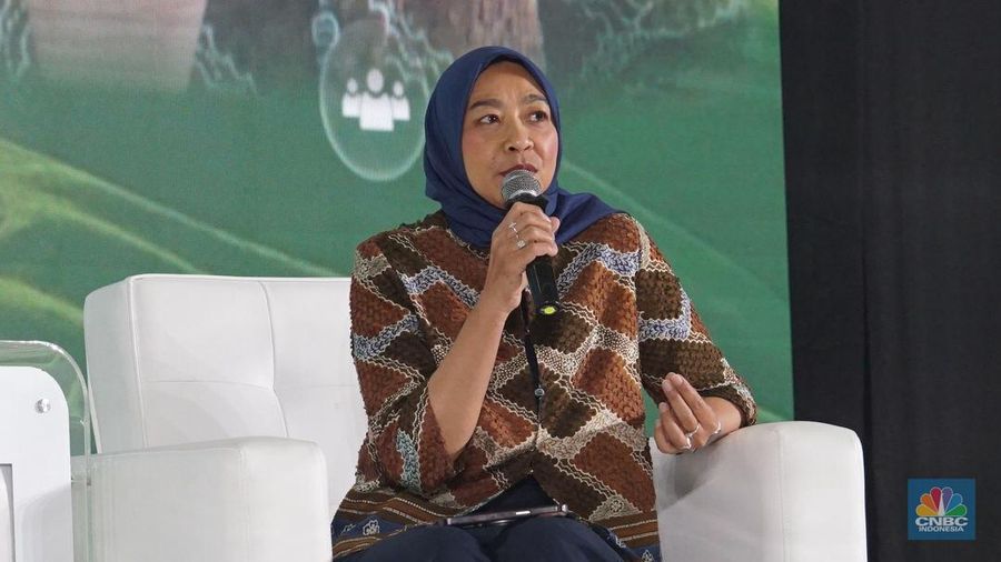 VP General Secretary Danone Indonesia, Vera Galuh Sugijanto memberikan paparan dalam ESG Sustainbility Forum 2025 di Menara Bank Mega, Jakarta, Jumat (31/1/2025). (CNBC Indonesia/Muhammad Sabki)