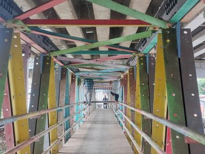 Akses JPO Kolong Flyover Kalibata Ditutup, Pejalan Kaki Harus Halang Rintang
