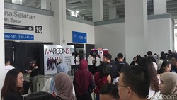 Sederet Aktivitas Seru di Konser Maroon 5, Antrean Fans Mengular
