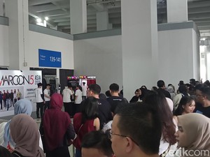 Sederet Aktivitas Seru di Konser Maroon 5, Antrean Fans Mengular