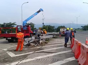 Fasilitas Tol Purwodadi yang Rusak Ditabrak Bus Muat SMAN 1 Porong Diperbaiki