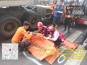Biker Lansia Tewas Kecelakaan dengan Truk Trailer di Perak Timur