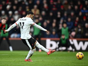 Gol Penalti Salah Bawa Liverpool Unggul 1-0 atas Bournemouth di Babak I