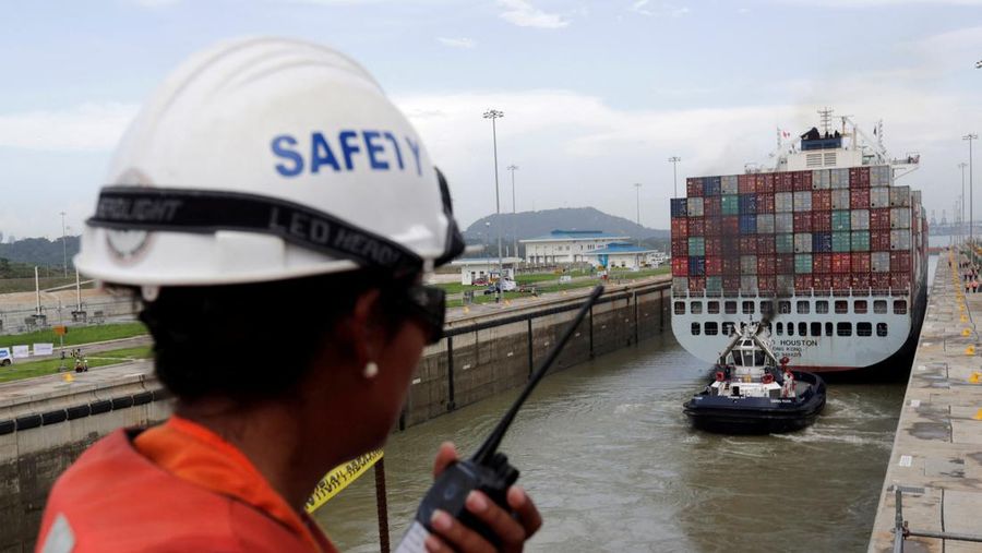 Pemandangan umum menunjukkan kapal kontainer kargo melintasi Agua Clara Locks di Terusan Panama, di pinggiran Kota Panama, Panama, 11 April 2024. (REUTERS/Aris Martinez/Foto File)