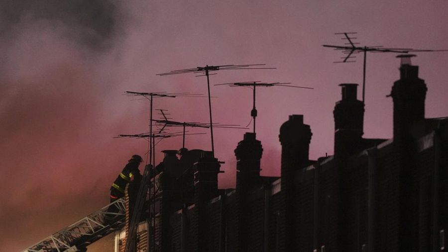 Pesawat dengan 6 penumpang jatuh di Philadelphia, membakar rumah-rumah dan melepaskan bola api. (AP Photo/Matt Rourke)