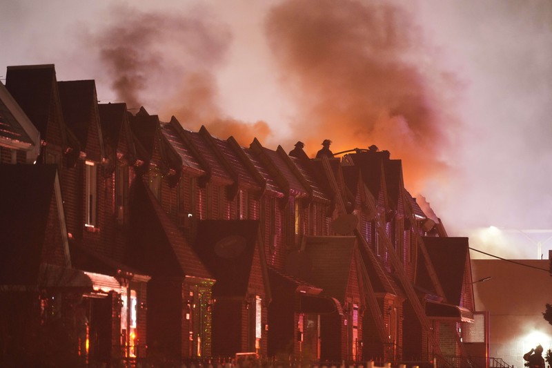 Pesawat dengan 6 penumpang jatuh di Philadelphia, membakar rumah-rumah dan melepaskan bola api. (AP Photo/Matt Rourke) Pesawat dengan 6 penumpang jatuh di Philadelphia, membakar rumah-rumah dan melepaskan bola api. (AP Photo/Matt Rourke)