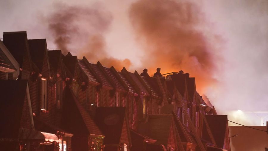 Pesawat dengan 6 penumpang jatuh di Philadelphia, membakar rumah-rumah dan melepaskan bola api. (AP Photo/Matt Rourke)