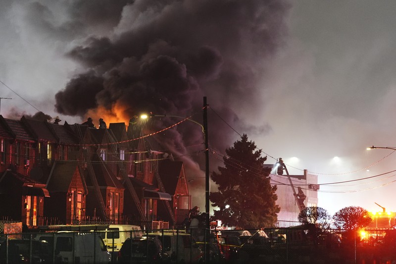 Pesawat dengan 6 penumpang jatuh di Philadelphia, membakar rumah-rumah dan melepaskan bola api. (AP Photo/Matt Rourke) Pesawat dengan 6 penumpang jatuh di Philadelphia, membakar rumah-rumah dan melepaskan bola api. (AP Photo/Matt Rourke)