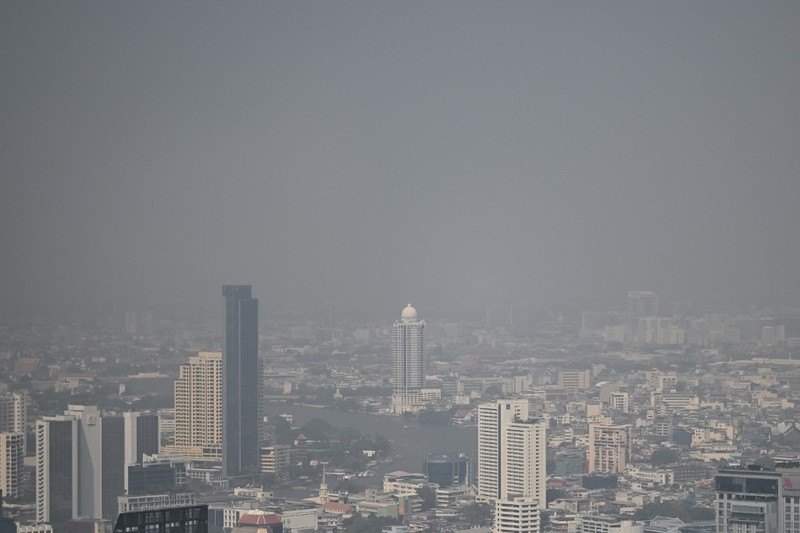 Polusi udara yang makin parah melanda Bangkok sehingga sekolah-sekolah ditutup, Sabtu (1/2/2025). Pemerintah Thailand meminta warga bekerja dari rumah dan menghindari aktivitas di luar ruang. (REUTERS/Chalinee Thirasupa) Polusi udara yang makin parah melanda Bangkok sehingga sekolah-sekolah ditutup, Sabtu (1/2/2025). Pemerintah Thailand meminta warga bekerja dari rumah dan menghindari aktivitas di luar ruang. (REUTERS/Chalinee Thirasupa)