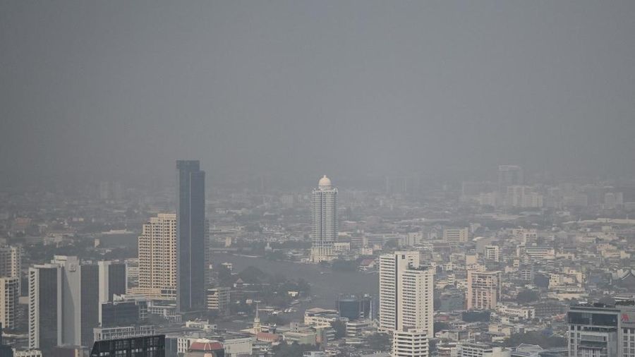 Polusi udara yang makin parah melanda Bangkok sehingga sekolah-sekolah ditutup, Sabtu (1/2/2025). Pemerintah Thailand meminta warga bekerja dari rumah dan menghindari aktivitas di luar ruang. (REUTERS/Chalinee Thirasupa)