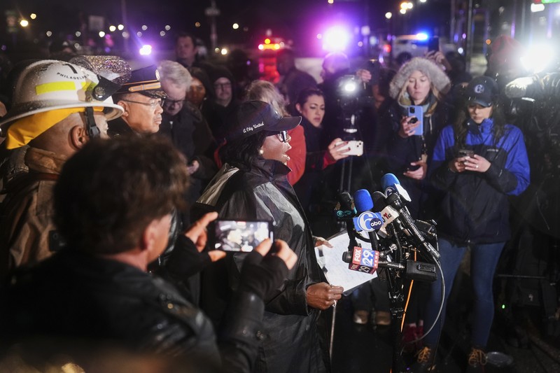 Pesawat dengan 6 penumpang jatuh di Philadelphia, membakar rumah-rumah dan melepaskan bola api. (AP Photo/Matt Rourke) Pesawat dengan 6 penumpang jatuh di Philadelphia, membakar rumah-rumah dan melepaskan bola api. (AP Photo/Matt Rourke)