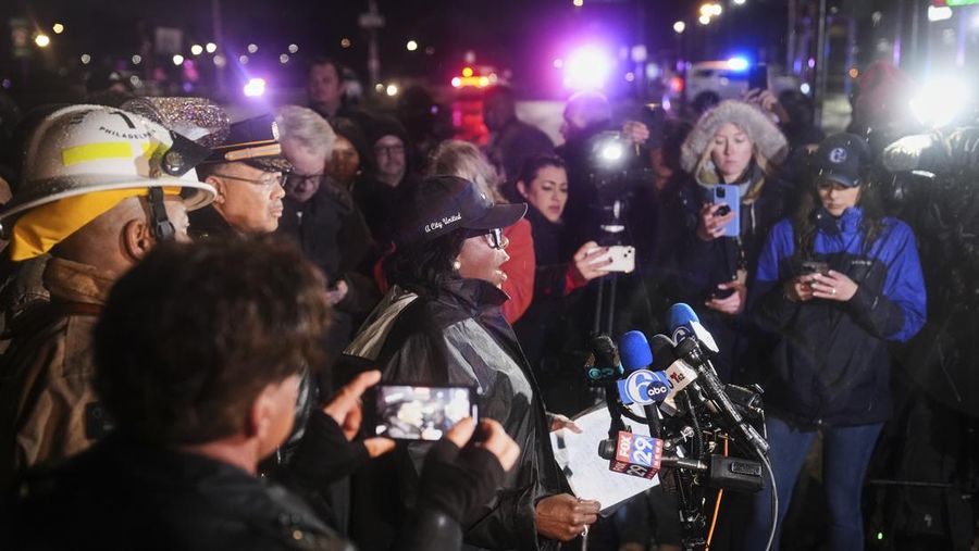 Pesawat dengan 6 penumpang jatuh di Philadelphia, membakar rumah-rumah dan melepaskan bola api. (AP Photo/Matt Rourke)