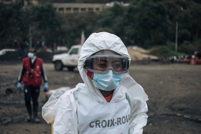 Anggota Palang Merah Kongo memeriksa ratusan jenazah dalam kantong jenazah di kamar mayat Rumah Sakit Umum Goma pada tanggal 1 Februari 2025. (AFP/ALEXIS HUGUET) Anggota Palang Merah Kongo memeriksa ratusan jenazah dalam kantong jenazah di kamar mayat Rumah Sakit Umum Goma pada tanggal 1 Februari 2025. (AFP/ALEXIS HUGUET)