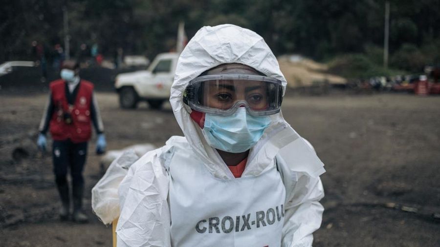 Anggota Palang Merah Kongo memeriksa ratusan jenazah dalam kantong jenazah di kamar mayat Rumah Sakit Umum Goma pada tanggal 1 Februari 2025. (AFP/ALEXIS HUGUET)