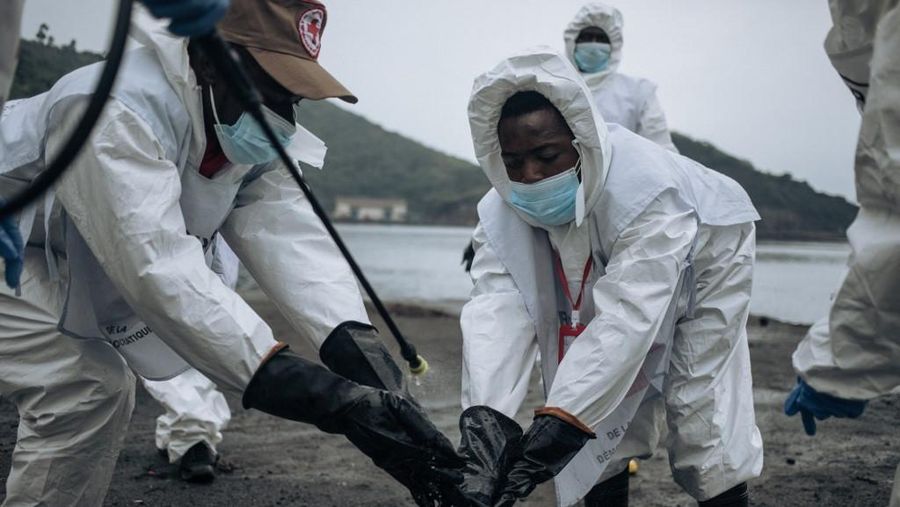 Anggota Palang Merah Kongo memeriksa ratusan jenazah dalam kantong jenazah di kamar mayat Rumah Sakit Umum Goma pada tanggal 1 Februari 2025. (AFP/ALEXIS HUGUET)