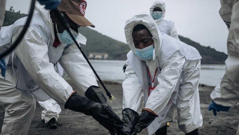 Anggota Palang Merah Kongo memeriksa ratusan jenazah dalam kantong jenazah di kamar mayat Rumah Sakit Umum Goma pada tanggal 1 Februari 2025. (AFP/ALEXIS HUGUET)