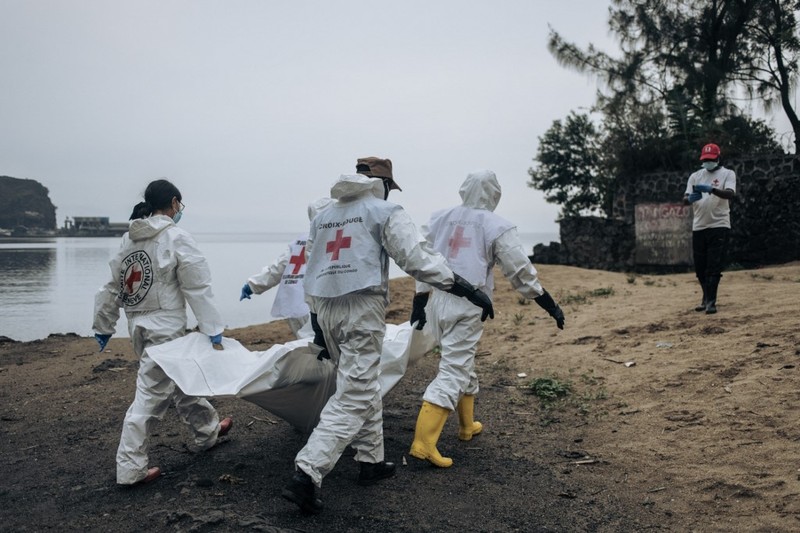 Anggota Palang Merah Kongo memeriksa ratusan jenazah dalam kantong jenazah di kamar mayat Rumah Sakit Umum Goma pada tanggal 1 Februari 2025. (AFP/ALEXIS HUGUET) Anggota Palang Merah Kongo memeriksa ratusan jenazah dalam kantong jenazah di kamar mayat Rumah Sakit Umum Goma pada tanggal 1 Februari 2025. (AFP/ALEXIS HUGUET)