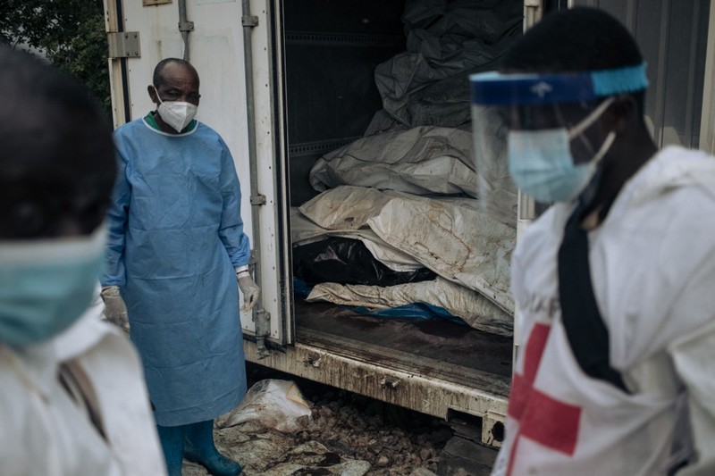 Anggota Palang Merah Kongo memeriksa ratusan jenazah dalam kantong jenazah di kamar mayat Rumah Sakit Umum Goma pada tanggal 1 Februari 2025. (AFP/ALEXIS HUGUET) Anggota Palang Merah Kongo memeriksa ratusan jenazah dalam kantong jenazah di kamar mayat Rumah Sakit Umum Goma pada tanggal 1 Februari 2025. (AFP/ALEXIS HUGUET)
