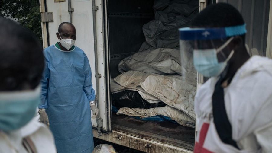 Anggota Palang Merah Kongo memeriksa ratusan jenazah dalam kantong jenazah di kamar mayat Rumah Sakit Umum Goma pada tanggal 1 Februari 2025. (AFP/ALEXIS HUGUET)