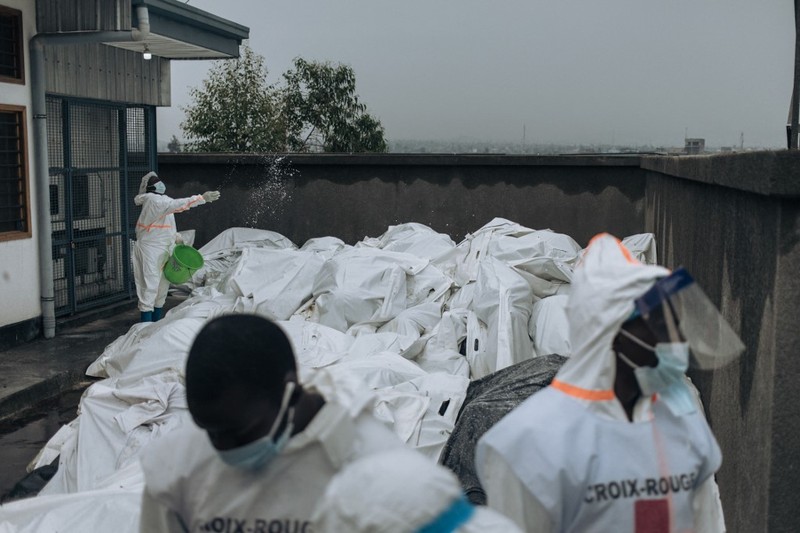 Anggota Palang Merah Kongo memeriksa ratusan jenazah dalam kantong jenazah di kamar mayat Rumah Sakit Umum Goma pada tanggal 1 Februari 2025. (AFP/ALEXIS HUGUET) Anggota Palang Merah Kongo memeriksa ratusan jenazah dalam kantong jenazah di kamar mayat Rumah Sakit Umum Goma pada tanggal 1 Februari 2025. (AFP/ALEXIS HUGUET)