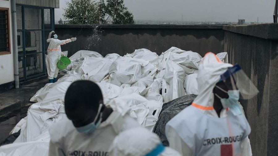 Anggota Palang Merah Kongo memeriksa ratusan jenazah dalam kantong jenazah di kamar mayat Rumah Sakit Umum Goma pada tanggal 1 Februari 2025. (AFP/ALEXIS HUGUET)