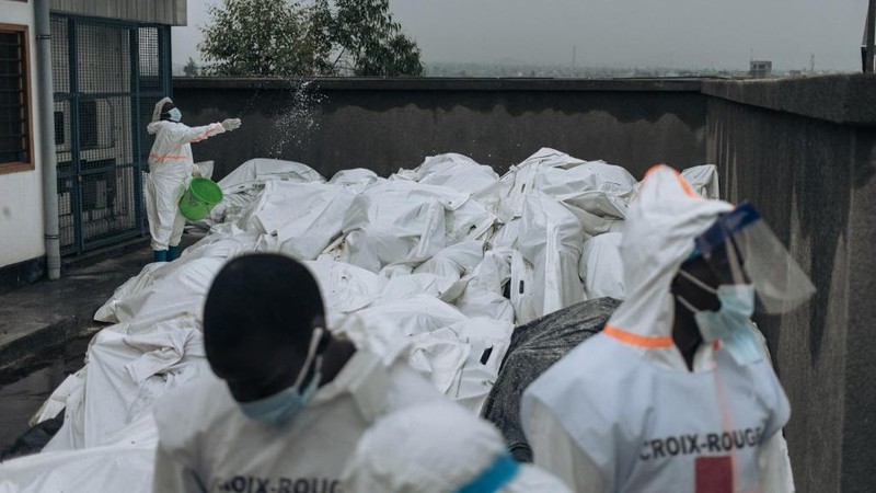Anggota Palang Merah Kongo memeriksa ratusan jenazah dalam kantong jenazah di kamar mayat Rumah Sakit Umum Goma pada tanggal 1 Februari 2025. (AFP/ALEXIS HUGUET)