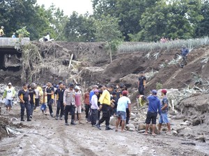 Polres Kediri dan TNI Bersama Warga Kerja Bakti Antisipasi Banjir