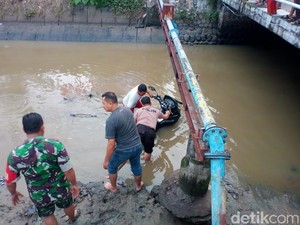 Motor PCX Misterius Nyemplung di Sungai Citywalk Sukoharjo