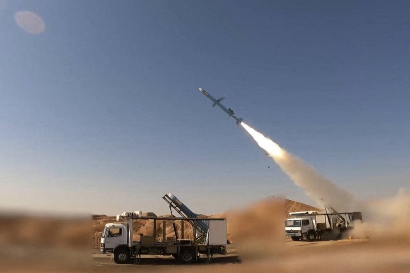 Iran memamerkan rudal balistik terbaru yang diklaim mampu menempuh jarak 1.700 kilometer, Minggu (2/2/2025). Rudal balistik itu dipamerkan dalam sebuah upacara di Teheran yang dihadiri oleh Presiden Iran, Masoud Pezeshkian. (Iranian Presidency/AFP) Iran memamerkan rudal balistik terbaru yang diklaim mampu menempuh jarak 1.700 kilometer, Minggu (2/2/2025). Rudal balistik itu dipamerkan dalam sebuah upacara di Teheran yang dihadiri oleh Presiden Iran, Masoud Pezeshkian. (Iranian Presidency/AFP)