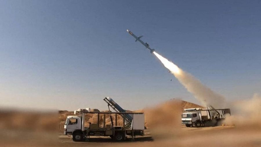 Iran memamerkan rudal balistik terbaru yang diklaim mampu menempuh jarak 1.700 kilometer, Minggu (2/2/2025). Rudal balistik itu dipamerkan dalam sebuah upacara di Teheran yang dihadiri oleh Presiden Iran, Masoud Pezeshkian. (Iranian Presidency/AFP)