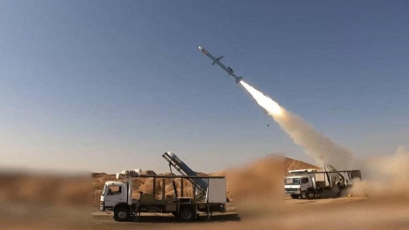 Iran memamerkan rudal balistik terbaru yang diklaim mampu menempuh jarak 1.700 kilometer, Minggu (2/2/2025). Rudal balistik itu dipamerkan dalam sebuah upacara di Teheran yang dihadiri oleh Presiden Iran, Masoud Pezeshkian. (Iranian Presidency/AFP)