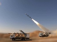 Iran memamerkan rudal balistik terbaru yang diklaim mampu menempuh jarak 1.700 kilometer, Minggu (2/2/2025). Rudal balistik itu dipamerkan dalam sebuah upacara di Teheran yang dihadiri oleh Presiden Iran, Masoud Pezeshkian. (Iranian Presidency/AFP)