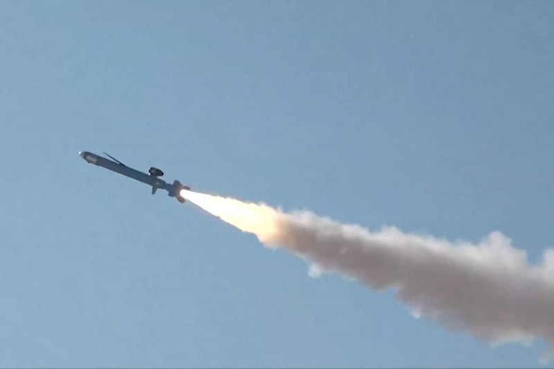 Iran memamerkan rudal balistik terbaru yang diklaim mampu menempuh jarak 1.700 kilometer, Minggu (2/2/2025). Rudal balistik itu dipamerkan dalam sebuah upacara di Teheran yang dihadiri oleh Presiden Iran, Masoud Pezeshkian. (Iranian Presidency/AFP) Iran memamerkan rudal balistik terbaru yang diklaim mampu menempuh jarak 1.700 kilometer, Minggu (2/2/2025). Rudal balistik itu dipamerkan dalam sebuah upacara di Teheran yang dihadiri oleh Presiden Iran, Masoud Pezeshkian. (Iranian Presidency/AFP)