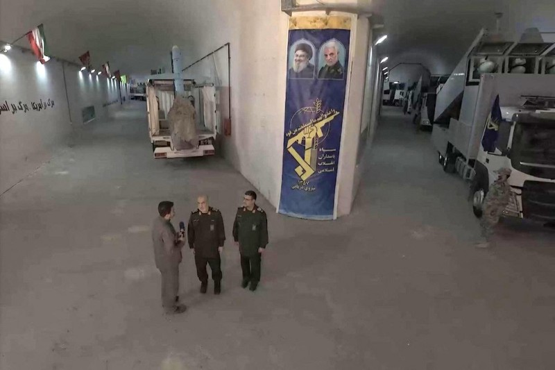 Iran memamerkan rudal balistik terbaru yang diklaim mampu menempuh jarak 1.700 kilometer, Minggu (2/2/2025). Rudal balistik itu dipamerkan dalam sebuah upacara di Teheran yang dihadiri oleh Presiden Iran, Masoud Pezeshkian. (Iranian Presidency/AFP) Iran memamerkan rudal balistik terbaru yang diklaim mampu menempuh jarak 1.700 kilometer, Minggu (2/2/2025). Rudal balistik itu dipamerkan dalam sebuah upacara di Teheran yang dihadiri oleh Presiden Iran, Masoud Pezeshkian. (Iranian Presidency/AFP)