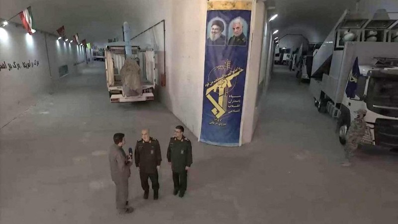 Iran memamerkan rudal balistik terbaru yang diklaim mampu menempuh jarak 1.700 kilometer, Minggu (2/2/2025). Rudal balistik itu dipamerkan dalam sebuah upacara di Teheran yang dihadiri oleh Presiden Iran, Masoud Pezeshkian. (Iranian Presidency/AFP)