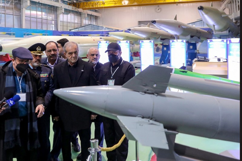 Iran memamerkan rudal balistik terbaru yang diklaim mampu menempuh jarak 1.700 kilometer, Minggu (2/2/2025). Rudal balistik itu dipamerkan dalam sebuah upacara di Teheran yang dihadiri oleh Presiden Iran, Masoud Pezeshkian. (Iranian Presidency/AFP) Iran memamerkan rudal balistik terbaru yang diklaim mampu menempuh jarak 1.700 kilometer, Minggu (2/2/2025). Rudal balistik itu dipamerkan dalam sebuah upacara di Teheran yang dihadiri oleh Presiden Iran, Masoud Pezeshkian. (Iranian Presidency/AFP)