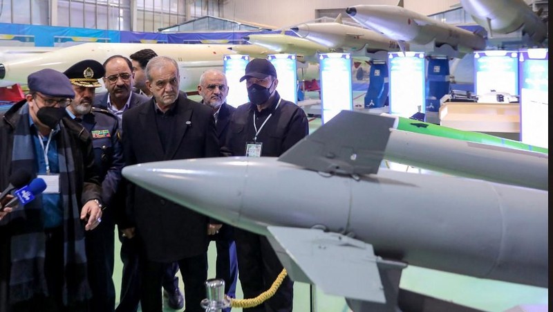 Iran memamerkan rudal balistik terbaru yang diklaim mampu menempuh jarak 1.700 kilometer, Minggu (2/2/2025). Rudal balistik itu dipamerkan dalam sebuah upacara di Teheran yang dihadiri oleh Presiden Iran, Masoud Pezeshkian. (Iranian Presidency/AFP)