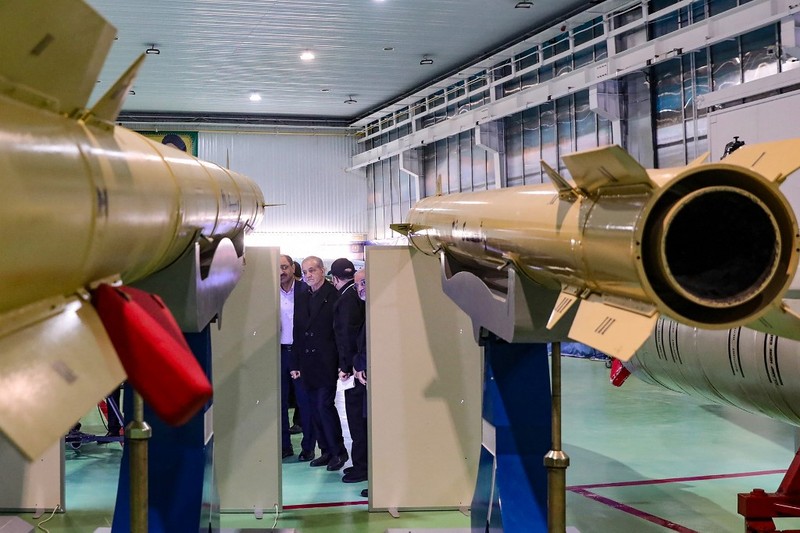 Iran memamerkan rudal balistik terbaru yang diklaim mampu menempuh jarak 1.700 kilometer, Minggu (2/2/2025). Rudal balistik itu dipamerkan dalam sebuah upacara di Teheran yang dihadiri oleh Presiden Iran, Masoud Pezeshkian. (Iranian Presidency/AFP) Iran memamerkan rudal balistik terbaru yang diklaim mampu menempuh jarak 1.700 kilometer, Minggu (2/2/2025). Rudal balistik itu dipamerkan dalam sebuah upacara di Teheran yang dihadiri oleh Presiden Iran, Masoud Pezeshkian. (Iranian Presidency/AFP)