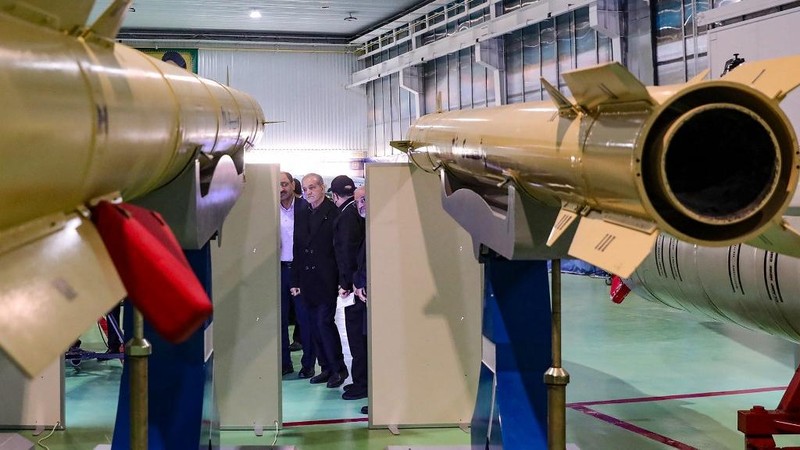 Iran memamerkan rudal balistik terbaru yang diklaim mampu menempuh jarak 1.700 kilometer, Minggu (2/2/2025). Rudal balistik itu dipamerkan dalam sebuah upacara di Teheran yang dihadiri oleh Presiden Iran, Masoud Pezeshkian. (Iranian Presidency/AFP)